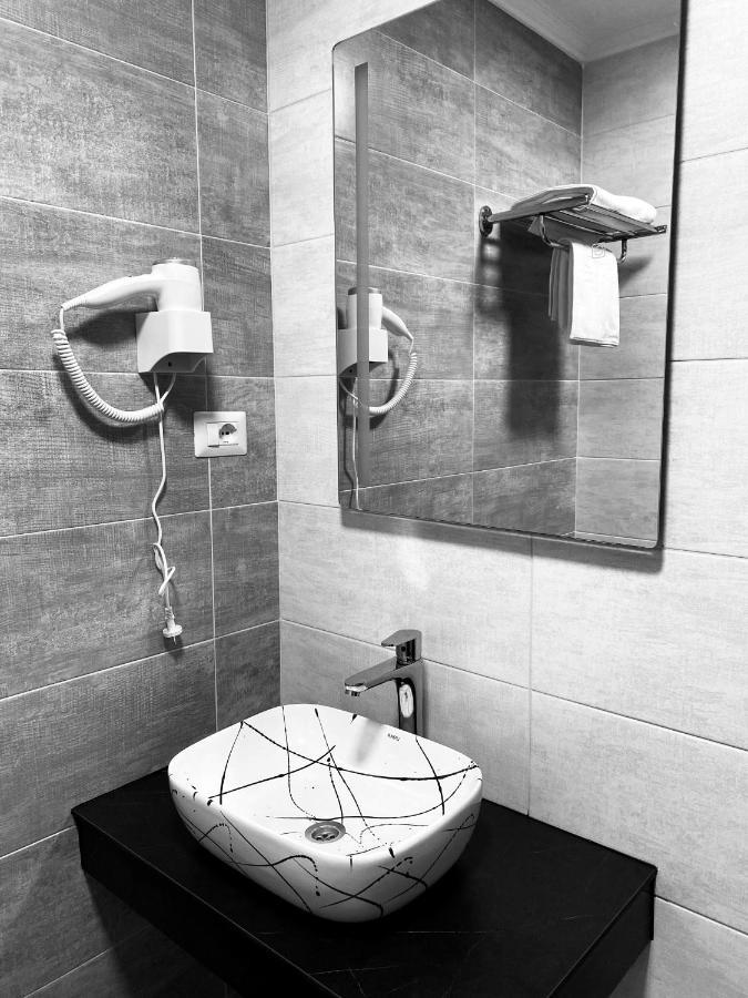 Hotel Callisto Pristina Extérieur photo